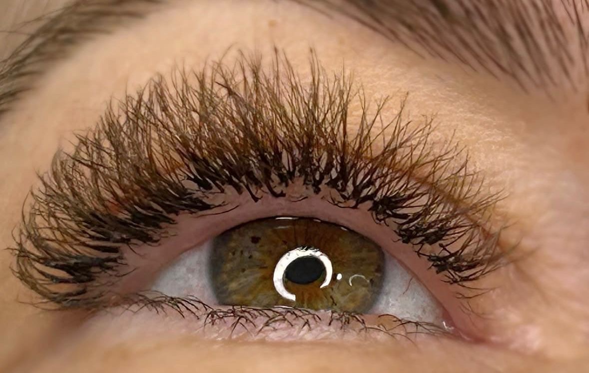 Close de olho com extensão de cílios volumosa