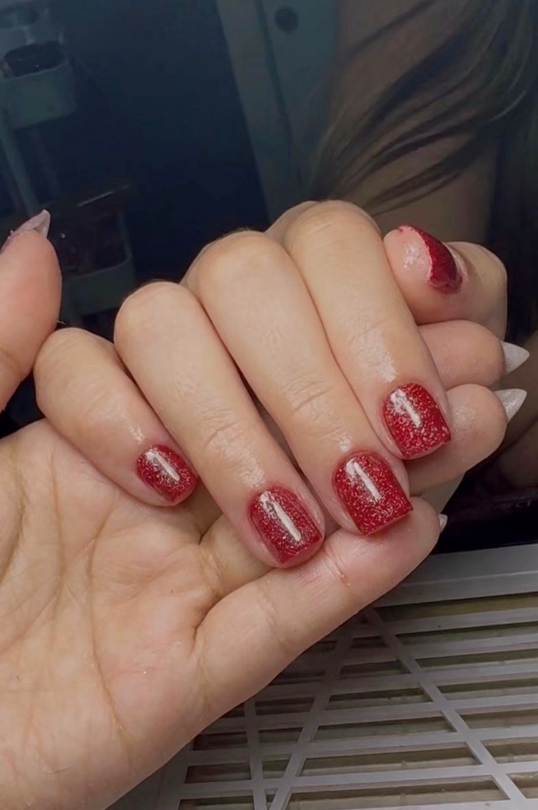 Unhas pintadas de vermelho, trabalho do studio