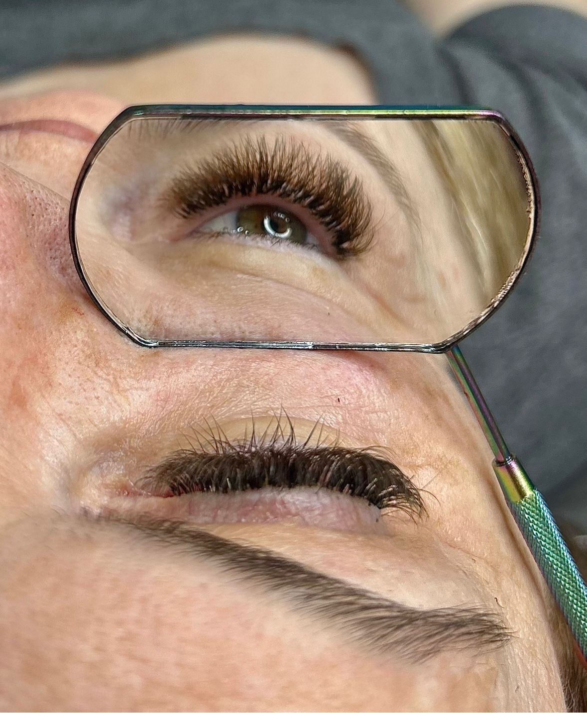 Cílios refletidos em espelho de atendimento, trabalho do studio